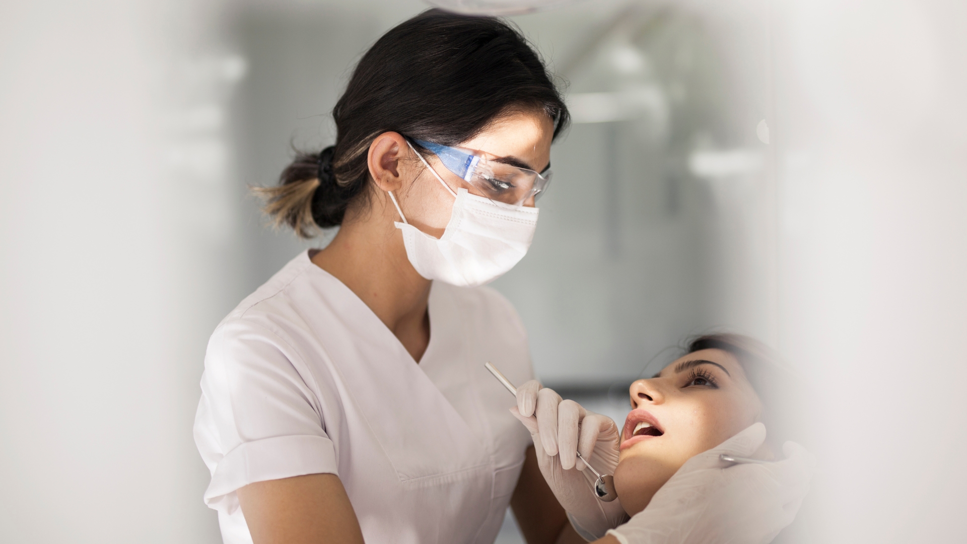 Dental Hygienist vs Dental Assistant - featured image